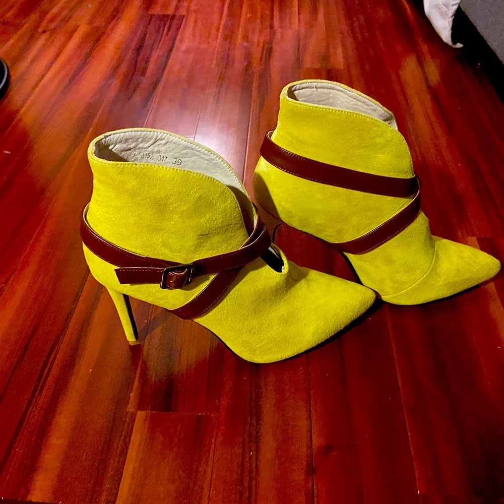 BEAUTIFUL NEVER WORN . 4” heal, size 9